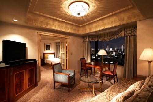 Uma TV ou centro de entretenimento em Rihga Royal Hotel Tokyo