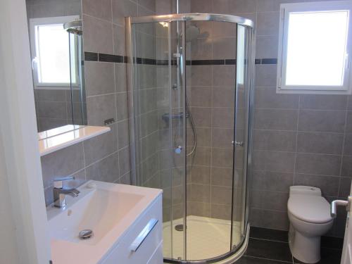 Laroque-des-AlbèresにあるLe Quatorzeのバスルーム(シャワー、洗面台、トイレ付)