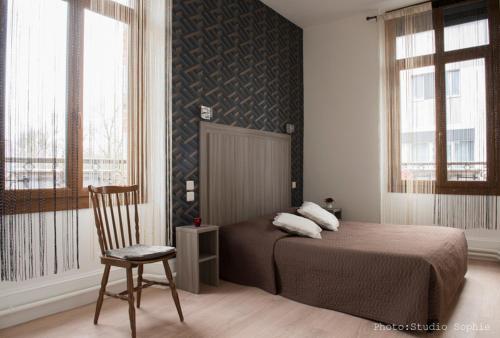 シャロン・アン・シャンパーニュにあるMaison Souplyのベッドルーム1室(ベッド1台、椅子、窓付)