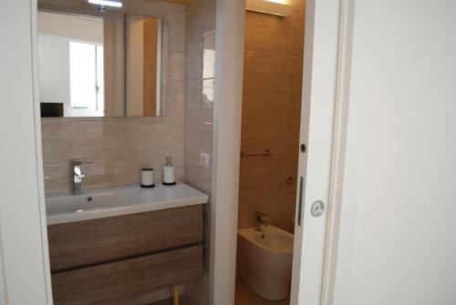 bagno con lavandino, specchio e servizi igienici di Berardi Palace - Vigna Nuova Loft a Firenze