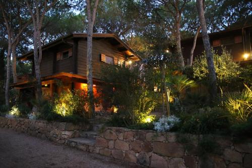 Taman di luar Camping Porto Sosàlinos