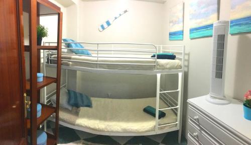 マラガにあるSkySea Holidays MALAGA AVEの二段ベッド2組が備わる客室です。