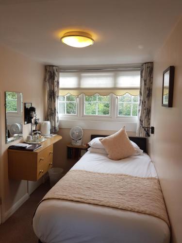 Un pat sau paturi într-o cameră la Penryn Guest House, ensuite rooms, free parking and free wifi