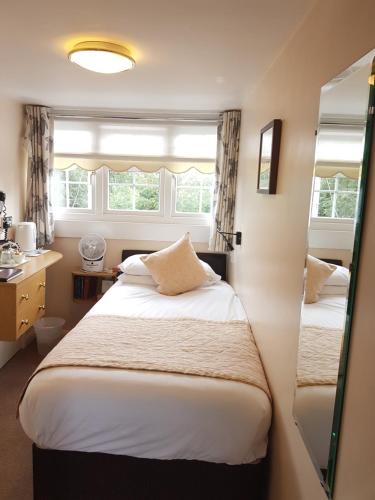Кровать или кровати в номере Penryn Guest House, ensuite rooms, free parking and free wifi