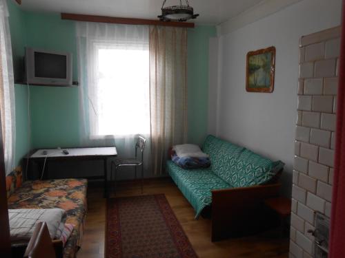 a small room with a couch and a window at Agroturystyka U Jadwigi in Lipsk