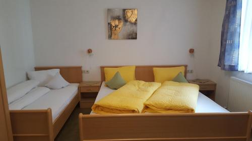 Ένα ή περισσότερα κρεβάτια σε δωμάτιο στο Haus Fernblick