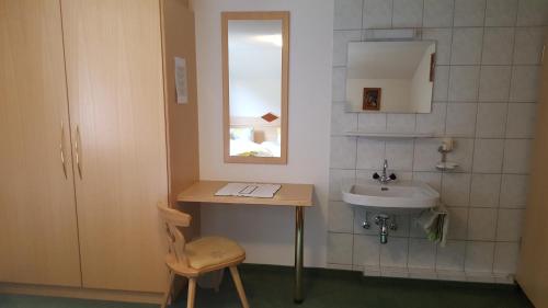 La petite salle de bains est pourvue d'un lavabo et d'un miroir. dans l'établissement Haus Fernblick, à Kappl