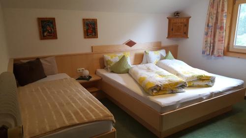 ein Schlafzimmer mit 2 Betten mit Kissen darauf in der Unterkunft Haus Fernblick in Kappl