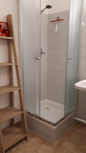 une douche avec une porte vitrée dans une salle de bain dans l'établissement Sète&Toi, à Sète