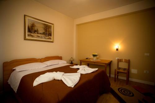 1 dormitorio con 1 cama con toallas en Kolping, en Shkodër
