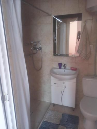 ヤレムチャにあるRoom on Galic'kaのバスルーム(洗面台、トイレ、鏡付)