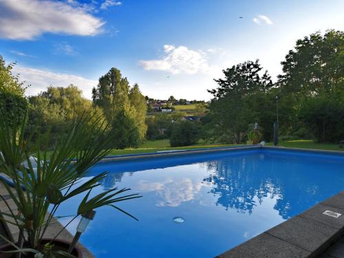 uma piscina azul com vista para um quintal em Apartment in Regen with Terrace em Regen