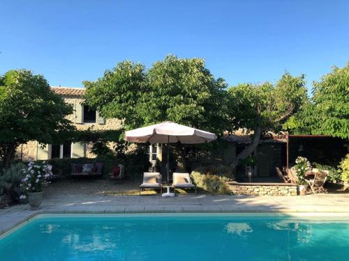 Piscina en o cerca de Stylish villa with private pool in the middle of a village in the beautiful Luberon