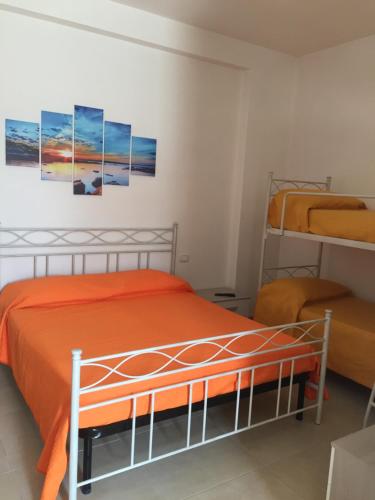 una camera con un letto e due letti a castello di B & B L’ Aurora a Manduria