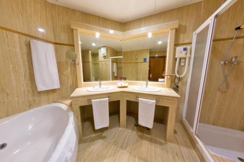 łazienka z dwiema umywalkami i wanną w obiekcie Hotel Traíña w mieście San Pedro del Pinatar
