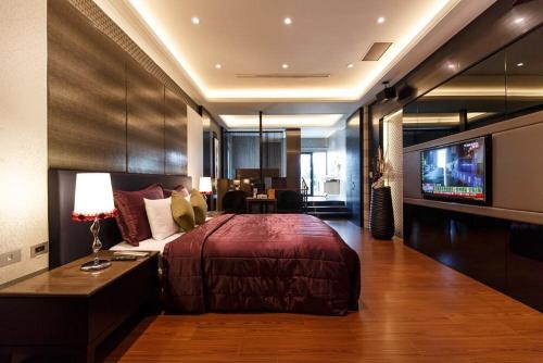 Una cama o camas en una habitación de 麗登汽車旅館