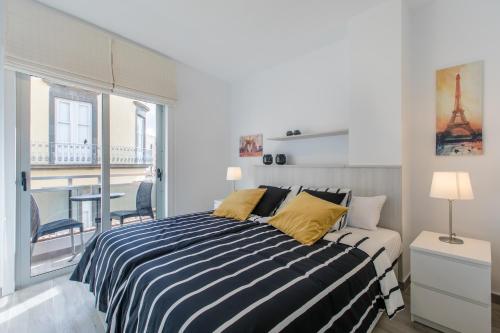 Schlafzimmer mit einem Bett und Blick auf den Eiffelturm in der Unterkunft Santa Cruz Downtown in Santa Cruz de Tenerife