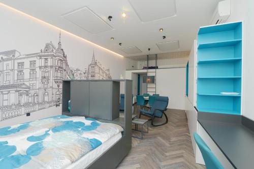 Cette chambre comprend un lit et un dessin mural. dans l'établissement RIVER SIDE CENTRAL MARKET - Eclipse superior apartment, à Ljubljana