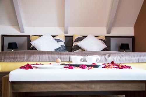 Schlossferienhaus في Wies: غرفة معيشة بها أريكة وطاولة عليها زهور