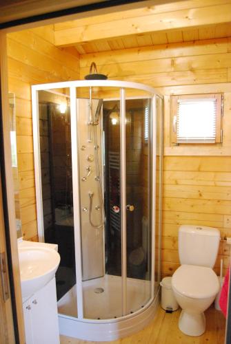 Ванная комната в The Cabin with heated outdoor pool
