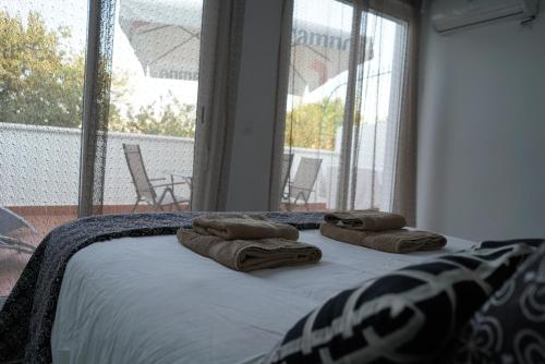 セビリアにあるAtico con terraza en Alameda de Herculesのベッドルーム1室(枕2つ付)