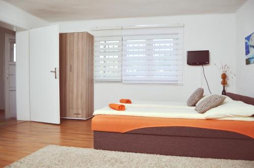 a bedroom with a bed and a window with blinds at Apartmani Balibeg in Sarajevo