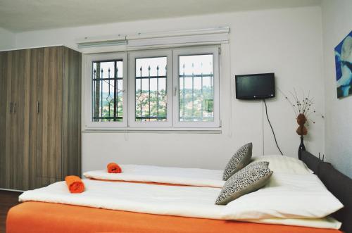 Een bed of bedden in een kamer bij Apartmani Balibeg