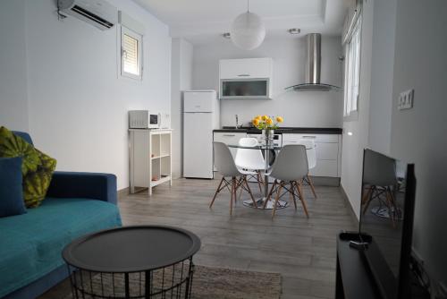 A kitchen or kitchenette at Atico con terraza en Alameda de Hercules