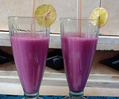 two glasses of pink juice with a lime on top at Kuwera Homestay in Nusa Penida
