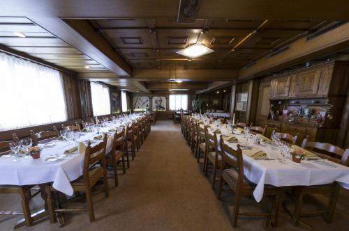 穆奧塔塔爾的住宿－Gasthaus Post，餐厅的一排餐桌,配有白色桌布