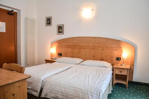 Postel nebo postele na pokoji v ubytování Albergo Mezzolago