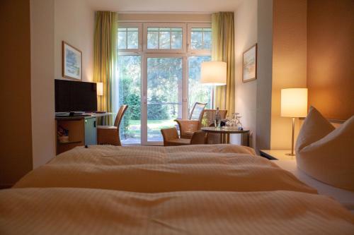 a hotel room with two beds and a window at Zum Rittmeister in Werder
