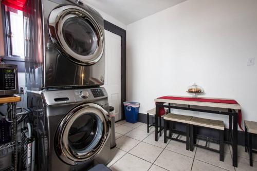 uma cozinha com duas máquinas de lavar roupa e uma mesa em New Orleans Hideaway em Nova Orleans