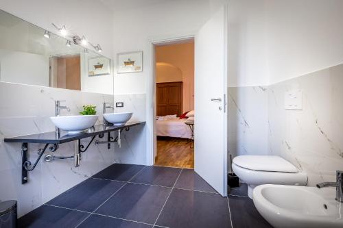 ein Badezimmer mit zwei Waschbecken und einem WC in der Unterkunft HomEdo B&B in Florenz