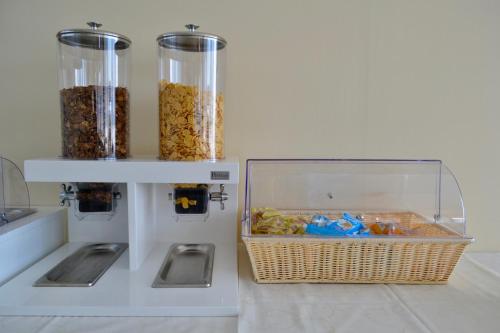 een voedselvoorraadkast met drie glazen containers met voedsel bij Sunrise Accessible Resort in Battipaglia