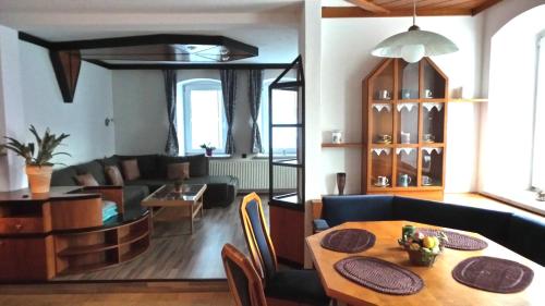 - un salon avec une table et un canapé dans l'établissement Hartl Apartments, à Kirchberg ob der Donau