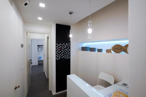 Habitación con encimera blanca y pasillo en Galleria 38, en La Spezia