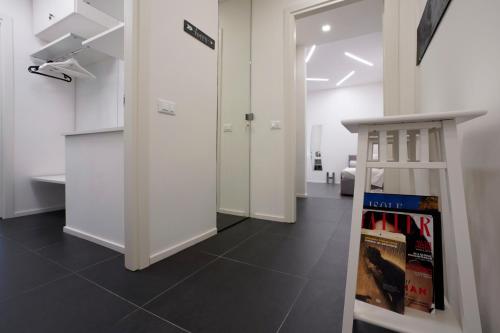 korytarz z białymi ścianami i czarną podłogą w obiekcie Galleria 38 w mieście La Spezia