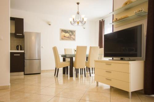 TV a/nebo společenská místnost v ubytování Apartments Paradise