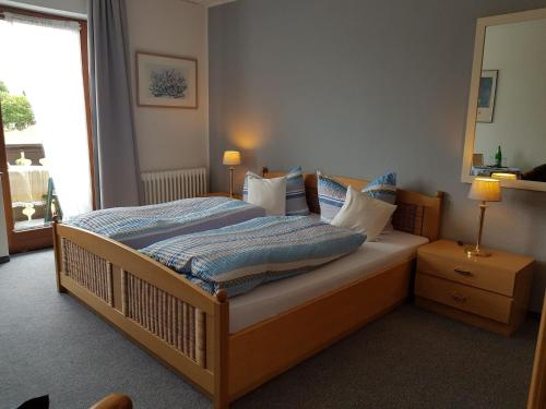 Кровать или кровати в номере Pension Hubertus