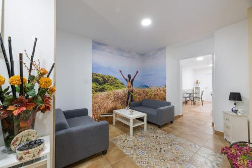 Una sala de estar con un cuadro en la pared. en Pensión Luis, en Arzúa