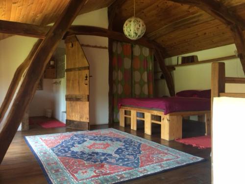 une chambre avec deux lits superposés et un tapis dans l'établissement La Maison de Thelma, à Bézues-Bajon