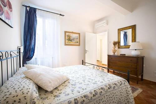 - une chambre avec un lit, une commode et une fenêtre dans l'établissement Ellen's cozy apartment, à Florence