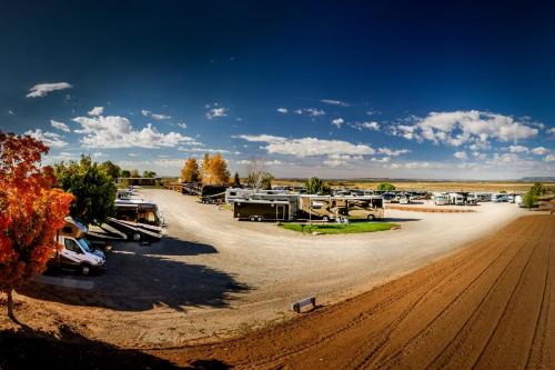 vista arial de um acampamento no meio do deserto em Blue Mountain RV Park em Blanding