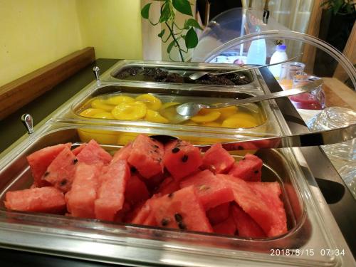 Nuovo Albergo في كييتي: صينية بطيخ وغيرها من الفواكه على البوفيه