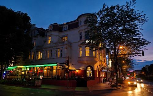 a building on the corner of a street at night at Best Western Hotel Kaiserhof in Bonn