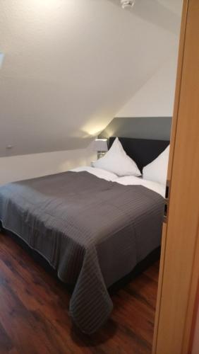 um quarto com uma cama grande e almofadas brancas em Ferienwohnung mit 2 Schlafzimmern und Parkplatz em Erfurt