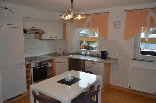 A kitchen or kitchenette at Gästehaus W&N