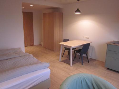 Habitación con mesa, sillas y cama en Apartment Brekka í Lóni, en Stafafell