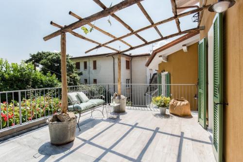 a patio with a bench and a pergola at Residenza La Zagara in Cannero Riviera